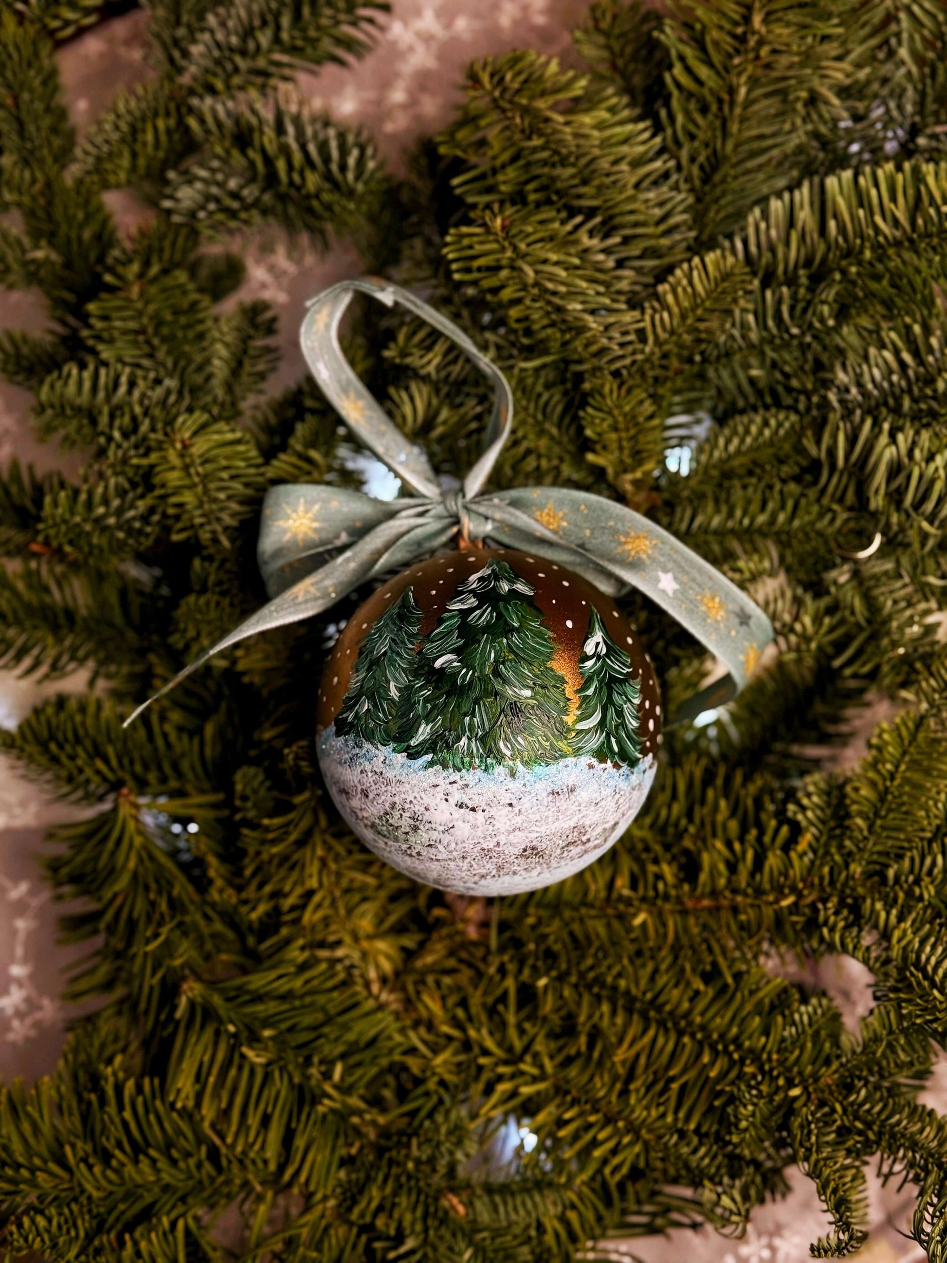 Eltern-Kind Workshop: Weihnachtskugeln-Bemalen am 2. Advent I Art Space Berlin