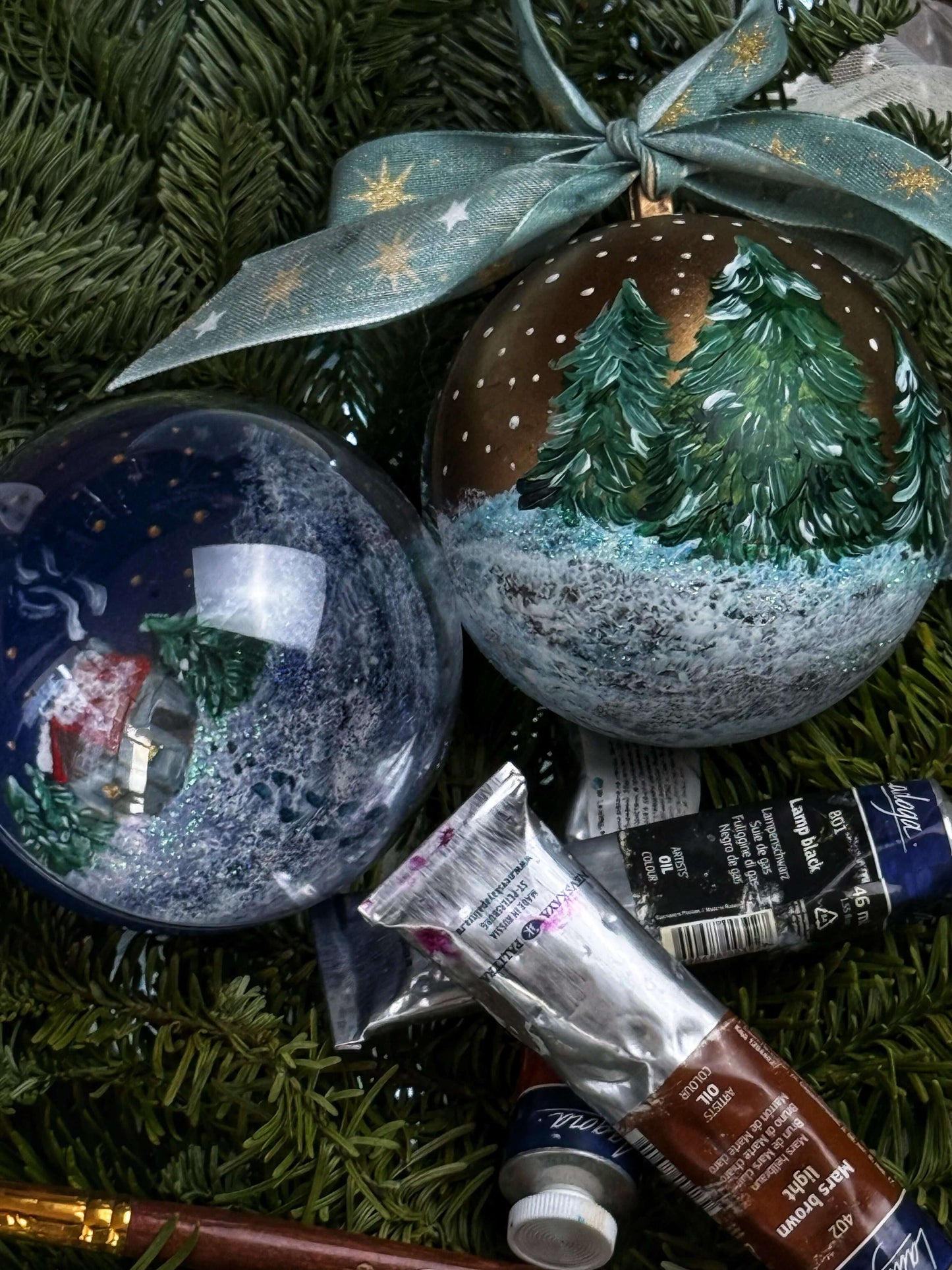 Eltern-Kind Workshop: Weihnachtskugeln-Bemalen am 2. Advent I Art Space Berlin