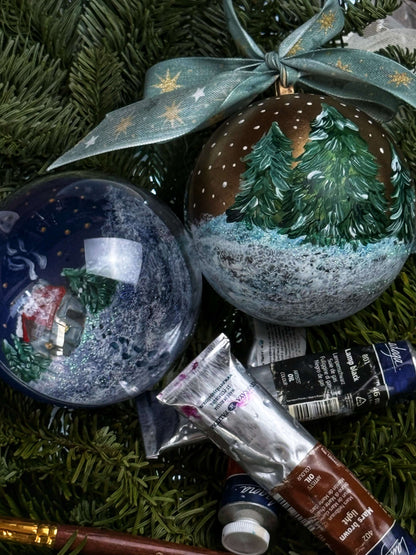 Eltern-Kind Workshop: Weihnachtskugeln-Bemalen am 2. Advent I Art Space Berlin