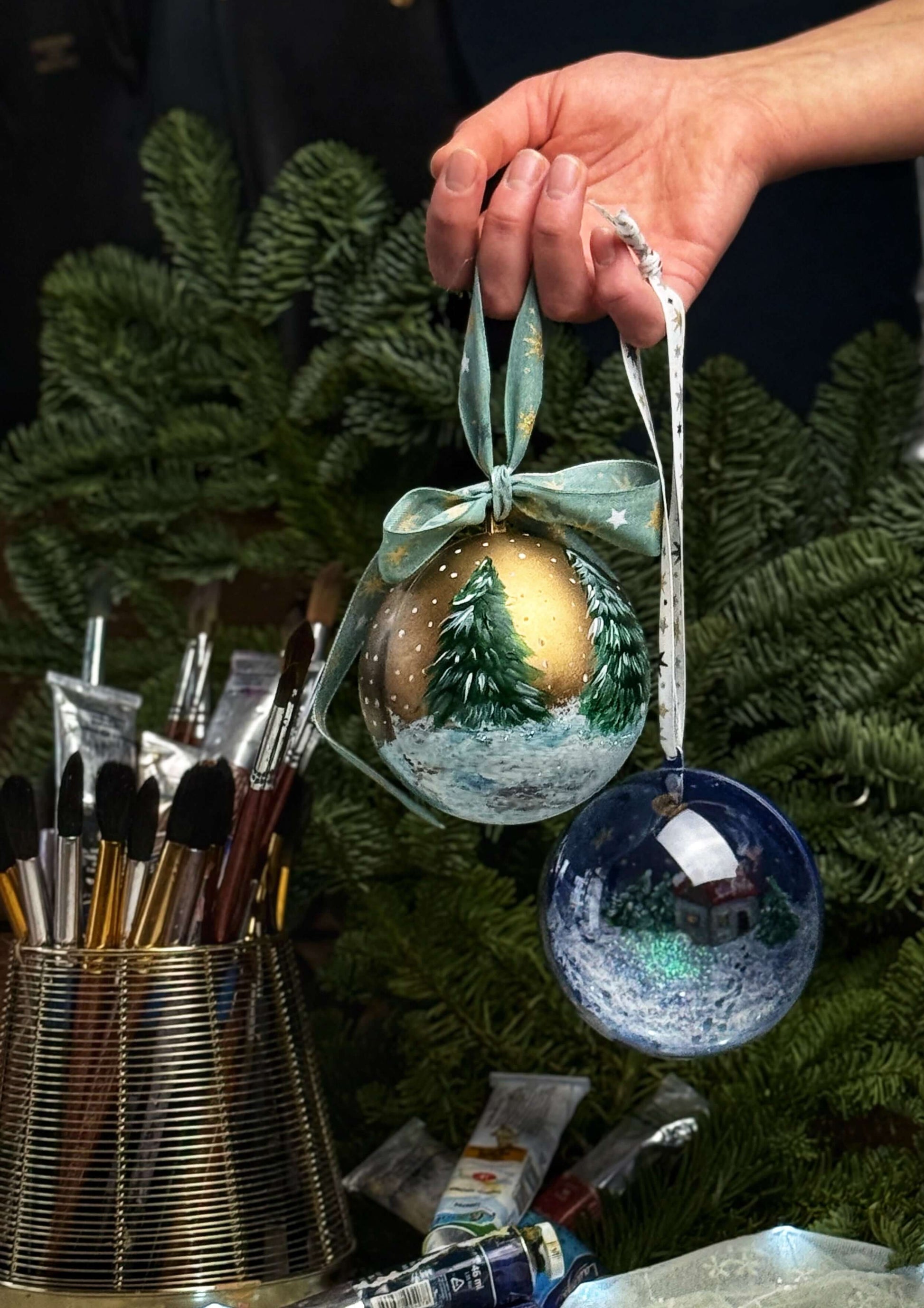 Eltern-Kind Workshop: Weihnachtskugeln-Bemalen am 2. Advent I Art Space Berlin